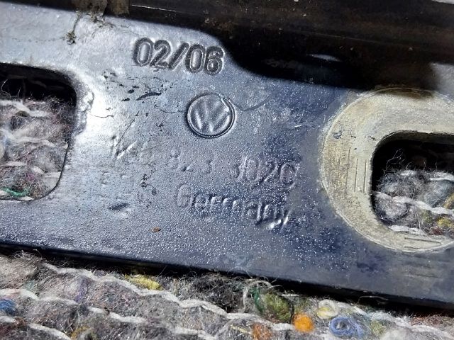 bontott VW GOLF V Motorháztető Jobb Zsanér