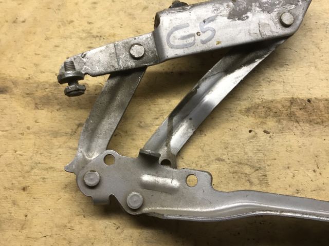 bontott VW GOLF V Motorháztető Jobb Zsanér