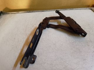 bontott VW GOLF V Motorháztető Jobb Zsanér