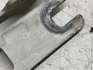 bontott VW GOLF V Motorháztető Jobb Zsanér