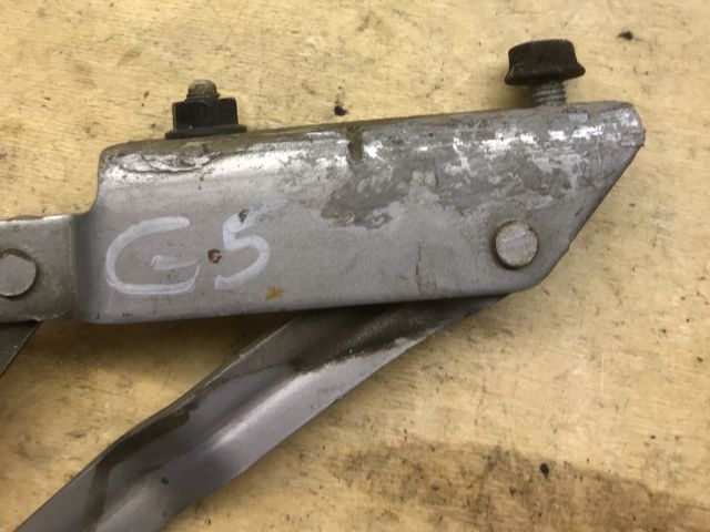 bontott VW GOLF V Motorháztető Jobb Zsanér