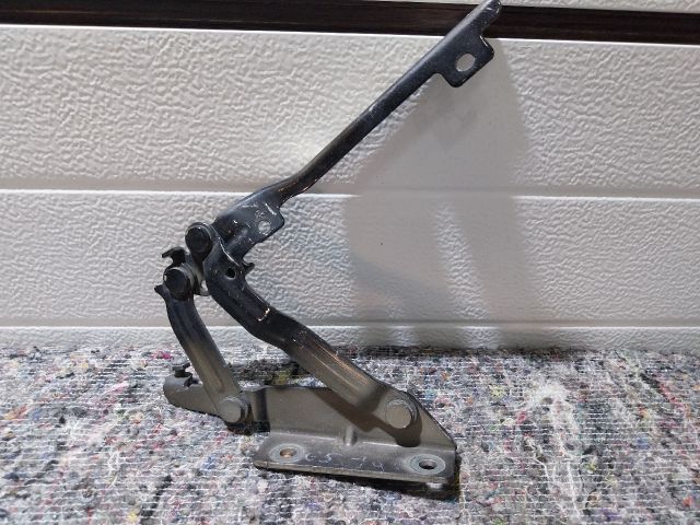 bontott VW GOLF V Motorháztető Jobb Zsanér