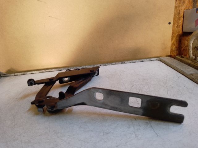 bontott VW GOLF V Motorháztető Jobb Zsanér