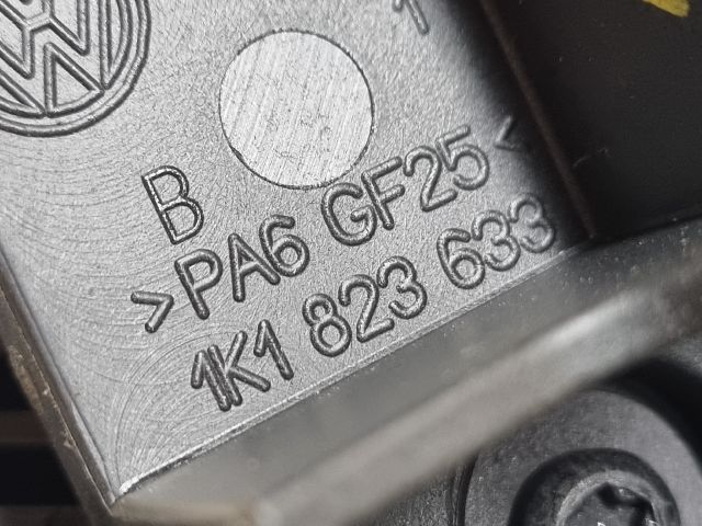 bontott VW GOLF V Motorháztető Nyitó Kar / Gomb