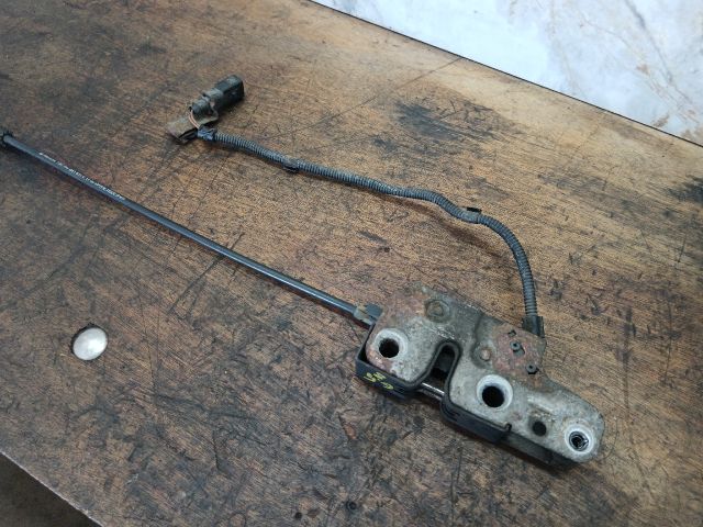 bontott VW GOLF V Motorháztető Zárszerkezet