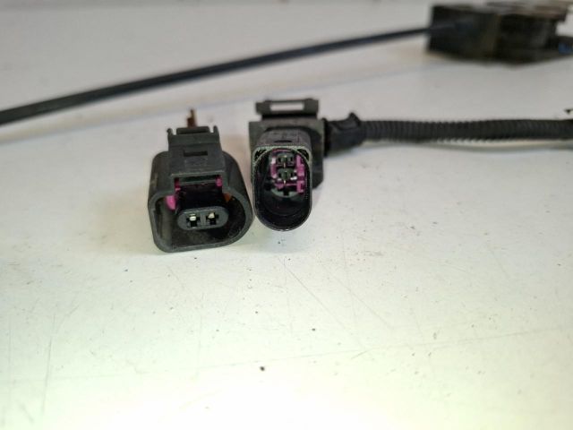 bontott VW GOLF V Motorháztető Zárszerkezet