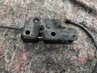 bontott VW GOLF V Motorháztető Zárszerkezet