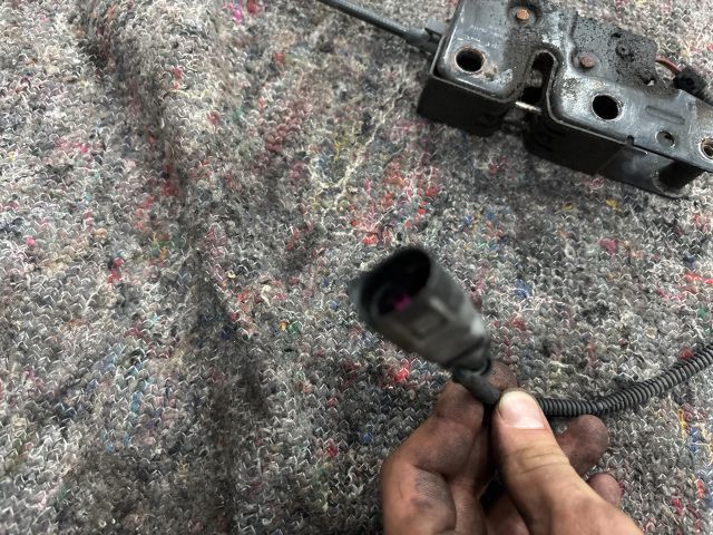 bontott VW GOLF V Motorháztető Zárszerkezet