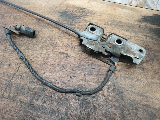 bontott VW GOLF V Motorháztető Zárszerkezet