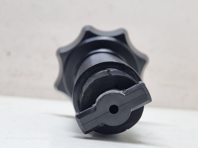 bontott VW GOLF V Pótkerék Rögzítő