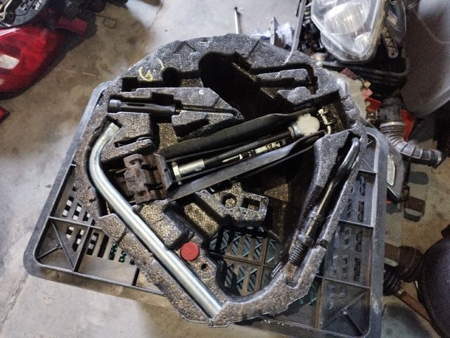 bontott VW GOLF V Pótkerék Szerszámtartó