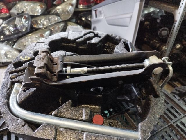 bontott VW GOLF V Pótkerék Szerszámtartó