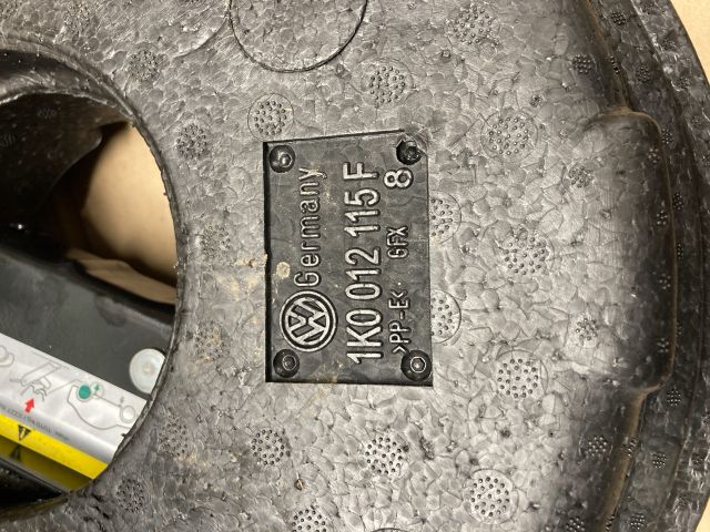 bontott VW GOLF V Pótkerék Szerszámtartó