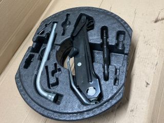 bontott VW GOLF V Pótkerék Szerszámtartó