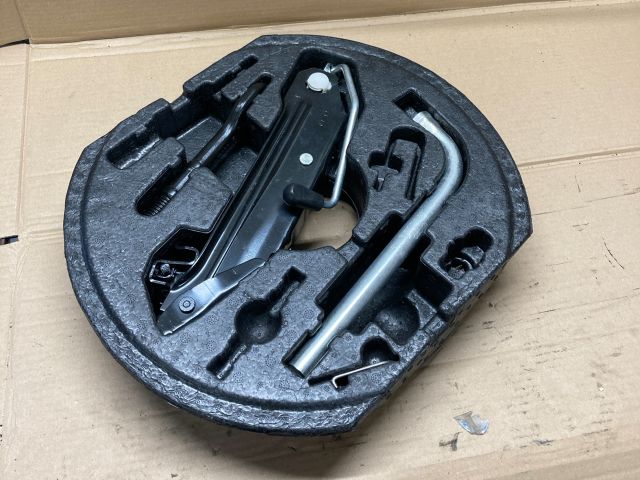 bontott VW GOLF V Pótkerék Szerszámtartó