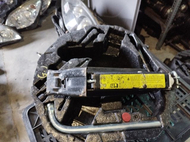 bontott VW GOLF V Pótkerék Szerszámtartó