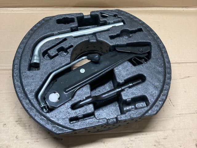 bontott VW GOLF V Pótkerék Szerszámtartó