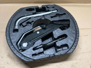 bontott VW GOLF V Pótkerék Szerszámtartó