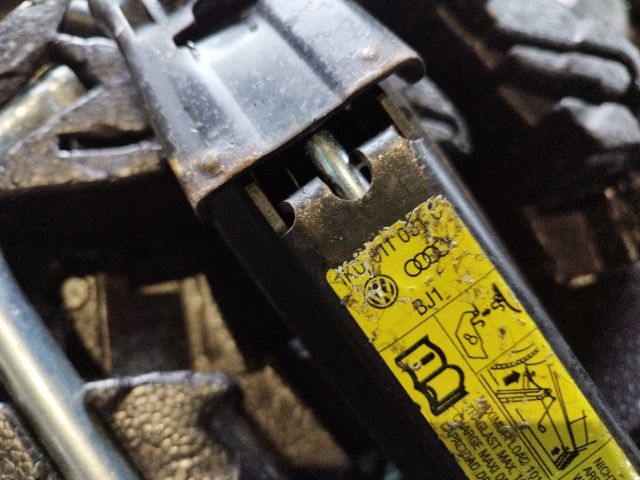 bontott VW GOLF V Pótkerék Szerszámtartó