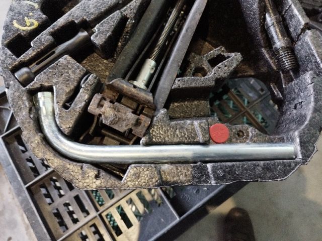 bontott VW GOLF V Pótkerék Szerszámtartó