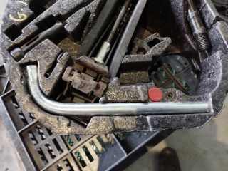 bontott VW GOLF V Pótkerék Szerszámtartó