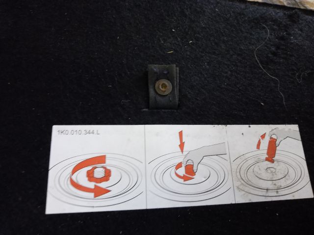 bontott VW GOLF V Pótkerék Takaró