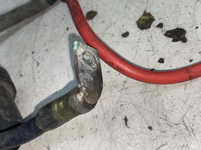 bontott VW GOLF V Pozitív Kábel