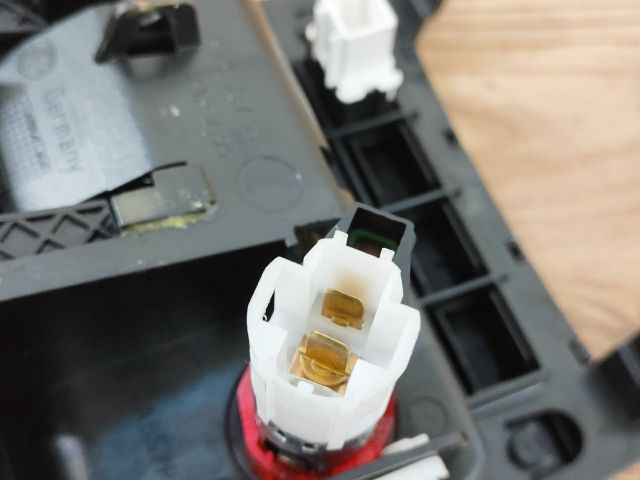 bontott VW GOLF V Szivargyújtó Aljzat