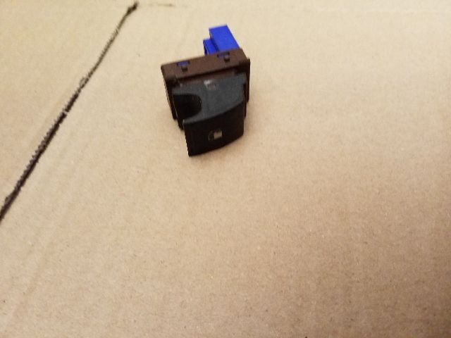 bontott VW GOLF V Tankajtó Nyitó Kar / Gomb