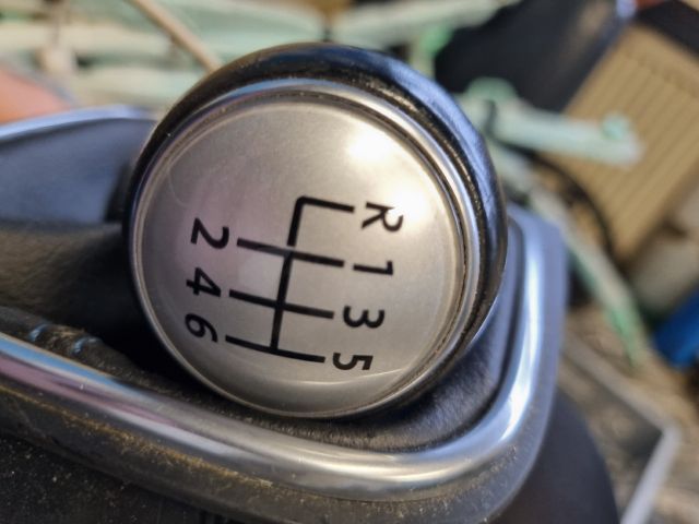 bontott VW GOLF V Váltószoknya