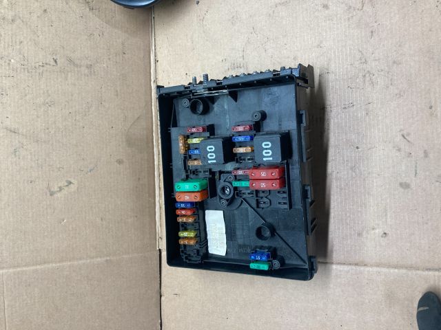 bontott VW GOLF VI Biztosítéktábla Motortér