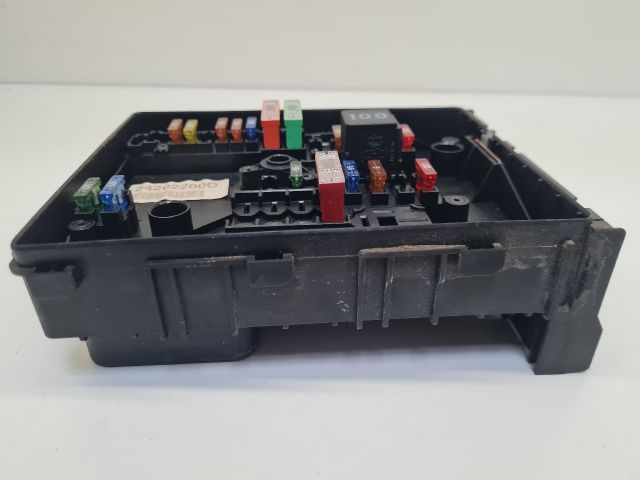 bontott VW GOLF VI Biztosítéktábla Motortér