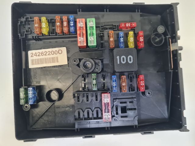 bontott VW GOLF VI Biztosítéktábla Motortér