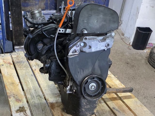 bontott VW GOLF VI Motor (Fűzött blokk hengerfejjel)