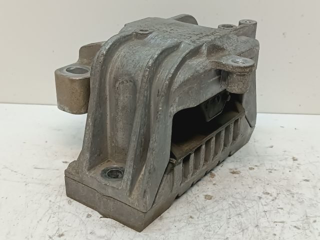 bontott VW GOLF VI Motor Tartó Bak Jobb