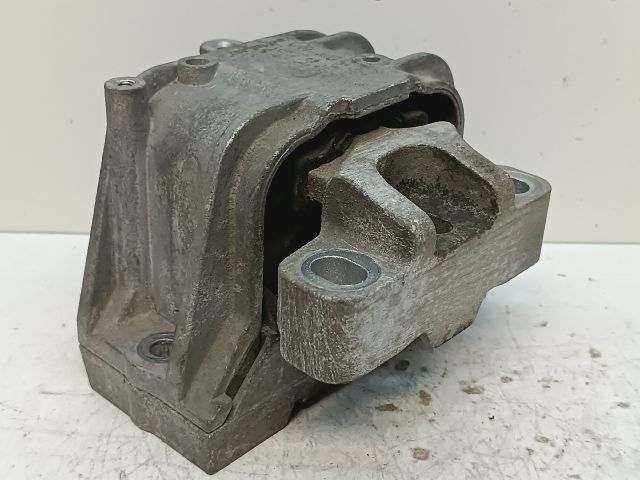 bontott VW GOLF VI Motor Tartó Bak Jobb