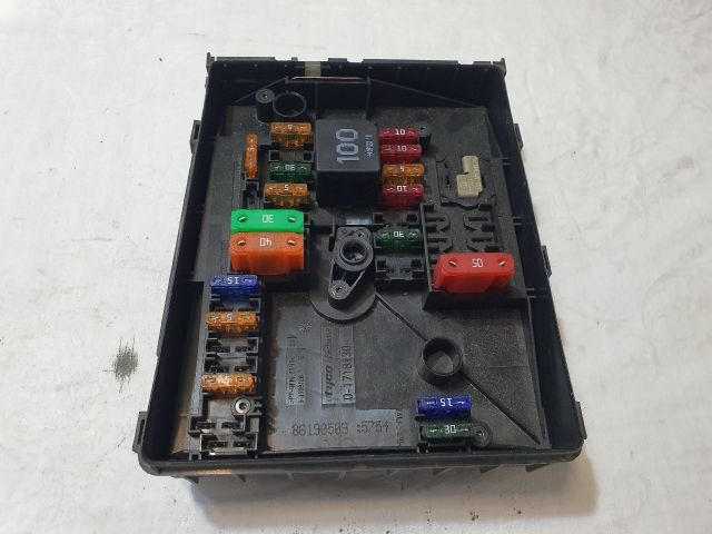 bontott VW GOLF VI Biztosítéktábla Motortér