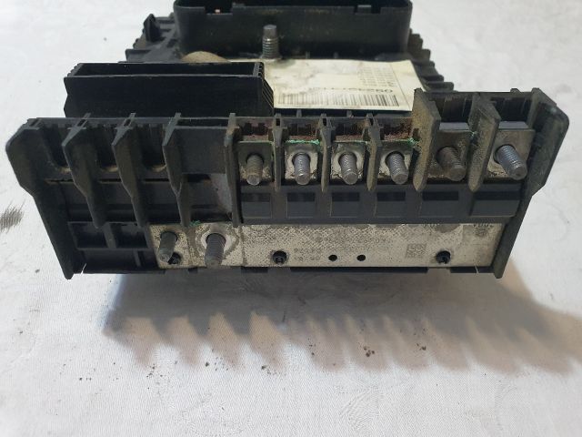 bontott VW GOLF VI Biztosítéktábla Motortér