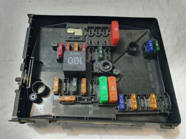 bontott VW GOLF VI Biztosítéktábla Motortér