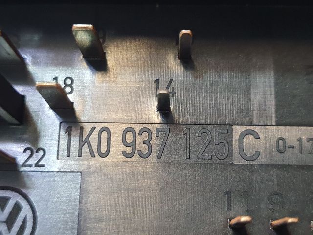 bontott VW GOLF VI Biztosítéktábla Motortér