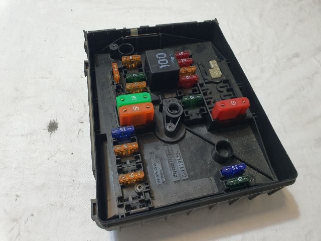 bontott VW GOLF VI Biztosítéktábla Motortér