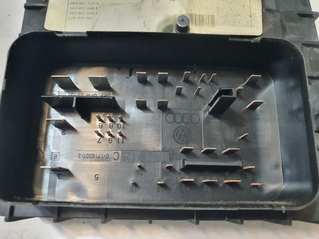 bontott VW GOLF VI Biztosítéktábla Motortér