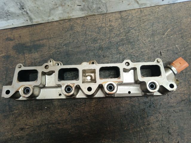 bontott VW GOLF VI Nagynyomású Üzemanyag Gyűjtőcső