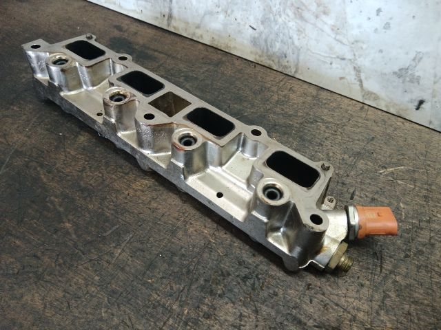 bontott VW GOLF VI Nagynyomású Üzemanyag Gyűjtőcső