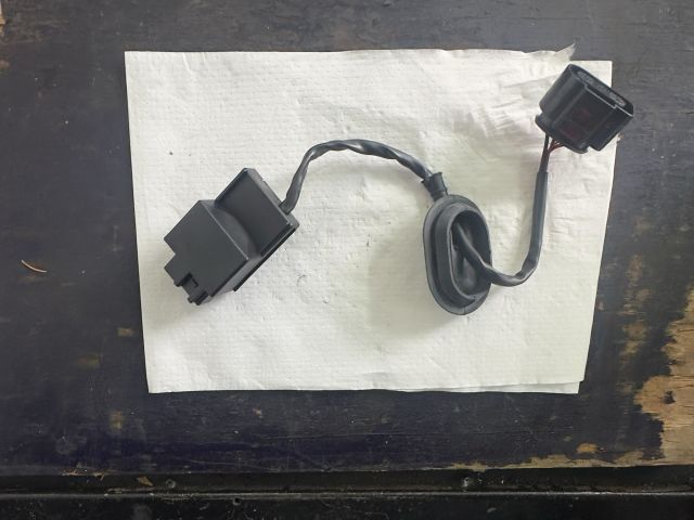 bontott VW GOLF VI Üzemanyag Szivattyú Relé