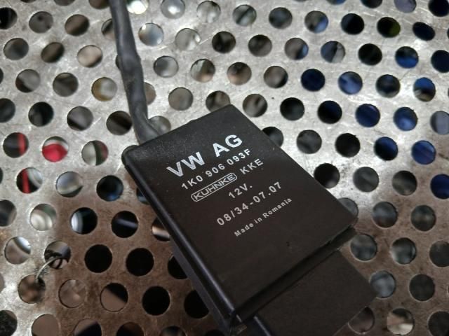 bontott VW GOLF VI Üzemanyag Szivattyú Relé