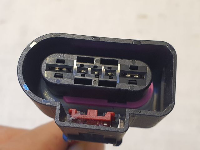 bontott VW GOLF VI Üzemanyag Szivattyú Relé