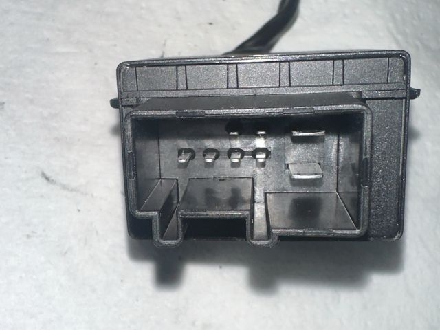 bontott VW GOLF VI Üzemanyag Szivattyú Relé