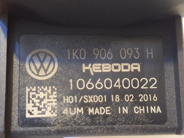 bontott VW GOLF VI Üzemanyag Szivattyú Relé