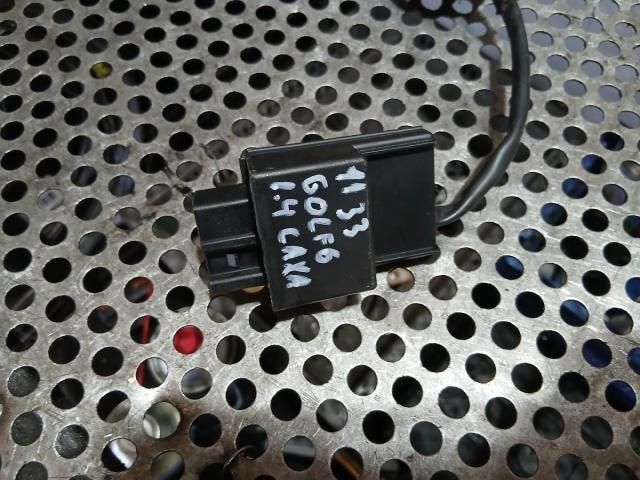 bontott VW GOLF VI Üzemanyag Szivattyú Relé